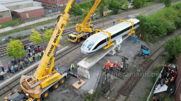 Foto mit Drohne: Luftaufnahmen mit Drohne bei der Anlieferung und Montage des Transrapids mit Mobilkränen im Eisenbahnmuseum Bochum
