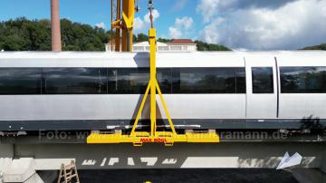 Foto mit Drohne: Luftaufnahmen mit Drohne bei der Anlieferung und Montage des Transrapids mit Mobilkränen im Eisenbahnmuseum Bochum
