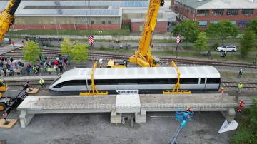 Foto mit Drohne: Luftaufnahmen mit Drohne bei der Anlieferung und Montage des Transrapids mit Mobilkränen im Eisenbahnmuseum Bochum