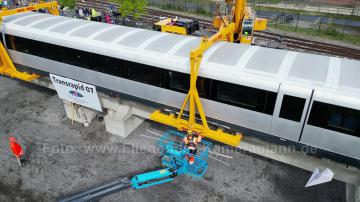 Foto mit Drohne: Luftaufnahmen mit Drohne bei der Anlieferung und Montage des Transrapids mit Mobilkränen im Eisenbahnmuseum Bochum