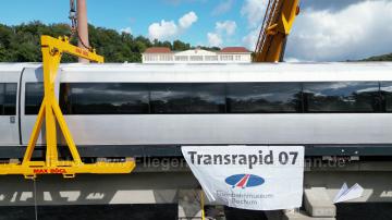 Foto mit Drohne: Luftaufnahmen mit Drohne bei der Anlieferung und Montage des Transrapids mit Mobilkränen im Eisenbahnmuseum Bochum