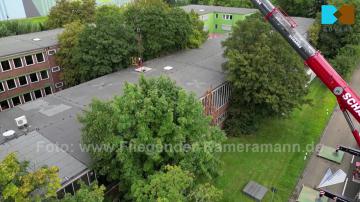 Foto mit Drohne: Luftaufnahmen für Videoproduktion bei Großtransport einer 2000-Kilo-Netwon-Zugprüfmaschine in Duisburg