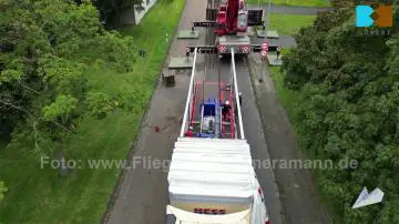 Foto mit Drohne: Luftaufnahmen für Videoproduktion bei Großtransport einer 2000-Kilo-Netwon-Zugprüfmaschine in Duisburg