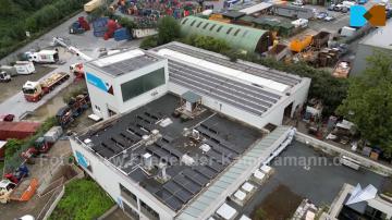 Foto mit Drohne: Luftaufnahmen für Videoproduktion bei Großtransport einer 2000-Kilo-Netwon-Zugprüfmaschine in Essen