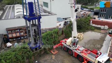 Foto mit Drohne: Luftaufnahmen für Videoproduktion bei Großtransport einer 2000-Kilo-Netwon-Zugprüfmaschine in Essen