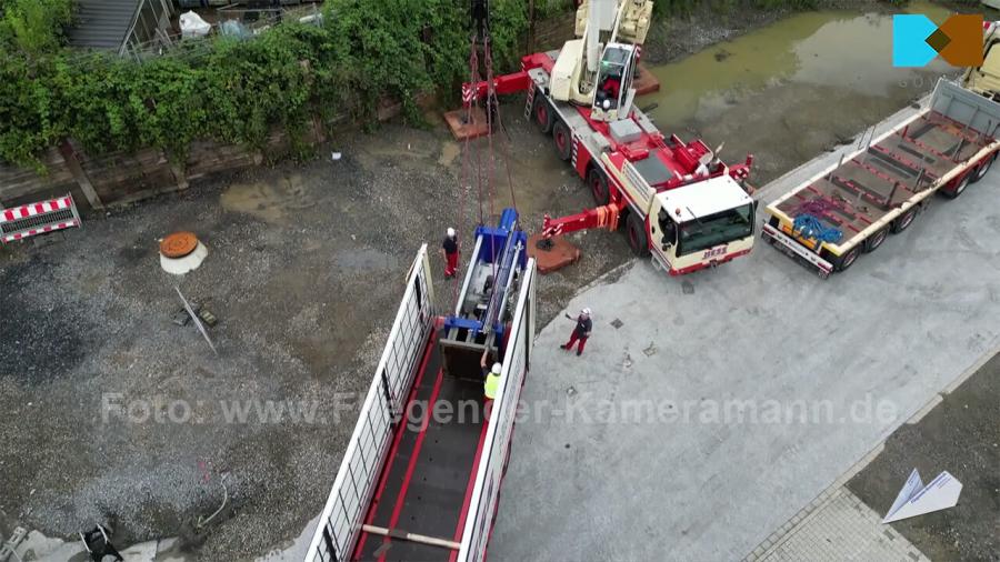 Luftaufnahmen für Videoproduktion bei Großtransport einer 2000-Kilo-Netwon-Zugprüfmaschine in Essen