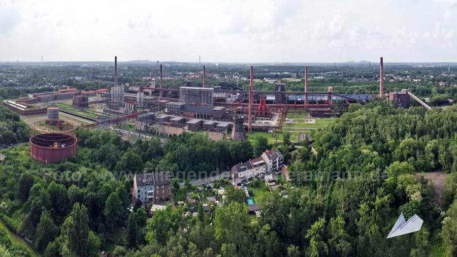 Luftaufnahmen mit Drohne aus dem Ruhrgebiet: Zeche Zollverein in Essen und das Stadion von Rot-Weiss Essen an der Hafenstraße