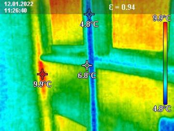Foto mit Drohne: Thermografie / Wärmebild: Aussenwand mit erkennbaren Heizungen aufgrund fehlender Isolierung
