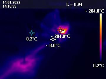 Foto mit Drohne: Thermografie / Wärmebild: Handwerker beim Auftragen einer Dachisolierung