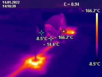 Foto mit Drohne: Thermografie / Wärmebild: Handwerker beim Auftragen einer Dachisolierung