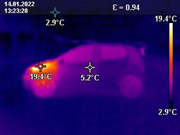 Foto mit Drohne: Thermografie / Wärmebild: Kraftfahrzeug mit längerer Parkdauer