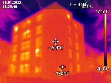 Foto mit Drohne: Thermografie / Wärmebild: Aussenfassade eines Hauses