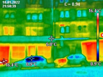 Foto mit Drohne: Thermografie / Wärmebild: Aussenfassade von Immobilien