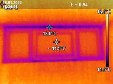Foto mit Drohne: Thermografie / Wärmebild: Kältebrücke an Fenster