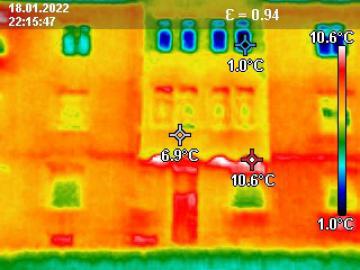 Foto mit Drohne: Thermografie / Wärmebild: Aussenfassade eines Hauses