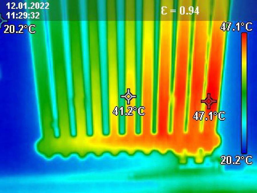 Thermografie / Wärmebild: Heizung mit schlechter Heizleistung wegen mangelhafter Entlüftung